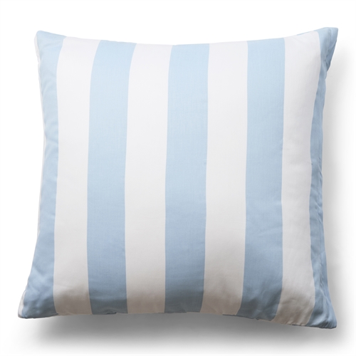 Pudebetræk i 100% blødt og lækkert bomuldssatin - 60x63 cm - Lyseblåt og hvidt - Nordic Stripe pudebetræk fra By Night