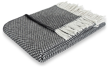 Uldplaid med finkæmmet uld - 130x200 cm - Blødt uldtæppe med antracit zigzag mønster - By Borg plaid 
